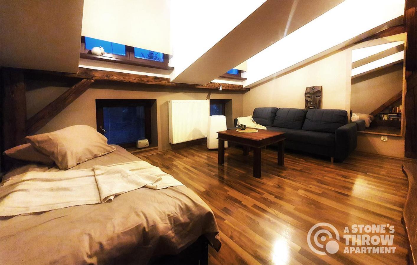 A Stone'S Throw Apartment คราคูฟ ภายนอก รูปภาพ