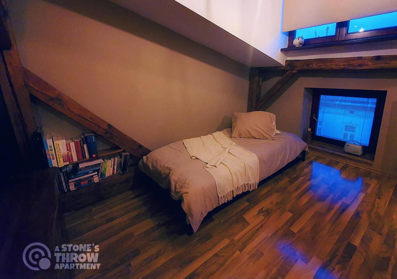 A Stone'S Throw Apartment คราคูฟ ภายนอก รูปภาพ